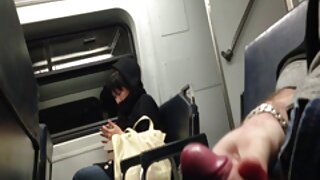 مادر MILF با جوهر تریشا اوکس منتظر سکس در استخر پارتی استپ سفید با لباس زیر زنانه سکسی است تا او را اغوا کند.