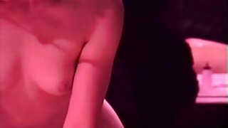 یک دختر مطیع ژاپنی دو خروس بزرگ را می مکد و برای پسرهای عشقش رقص پارتی سکسی نوشابه درست می کند