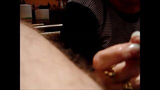 دو دختر مادر و یک لاغر بالغ، دو دختر مادر در اموالش فرو سکس گروهی پارتی می ریزند