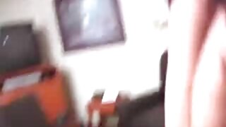 آیوی از تونی دعوت می‌کند پارتی بکن بکن تا زیر دوش به او بپیوندد و بیدمشک تنگش را لعنت کند